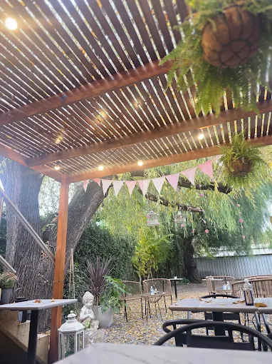 Jardín Exterior — Magnolia Coffee and Tea
